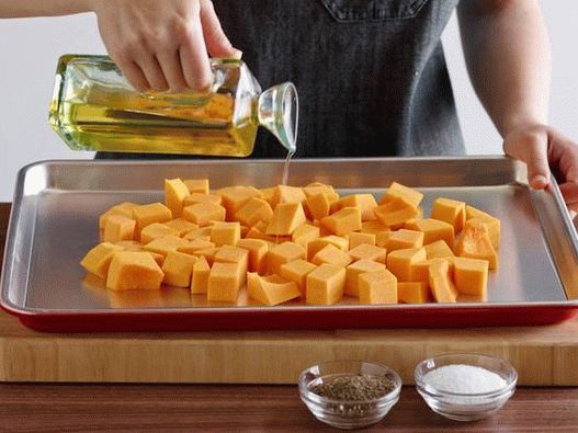 Gießen Sie den Kürbis mit Olivenöl