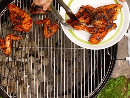Gegrilltes Hähnchen gebacken und servierfertig!