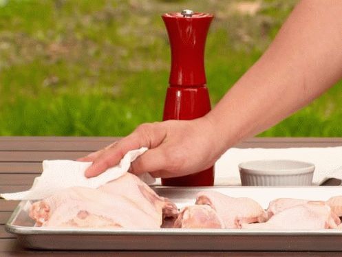 Trockne das Huhn mit einem Papiertuch und würze es.