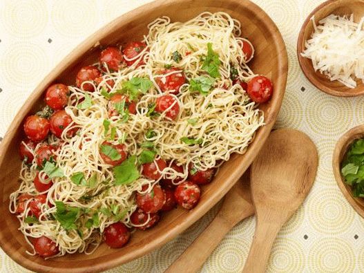 Foto von Capellini mit Tomaten und Basilikum