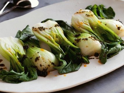 Foto von Bok Choy gedünstetem Kohl in asiatischen Gewürzen