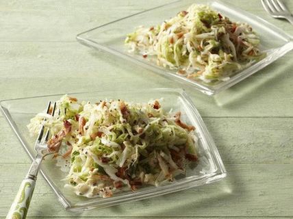 Fotokohlsalat mit Möhren, Äpfeln und Speck