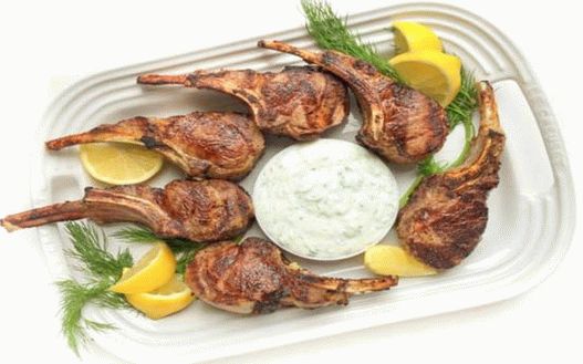 Foto von einem Lammkarree mit Minze-Joghurt-Sauce auf Griechisch