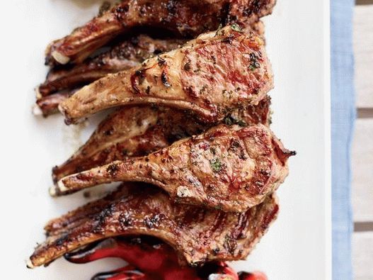 Foto von einem Lammkarree mit gegrilltem Knoblauch