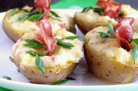 Kartoffelboote mit Käse und Speck