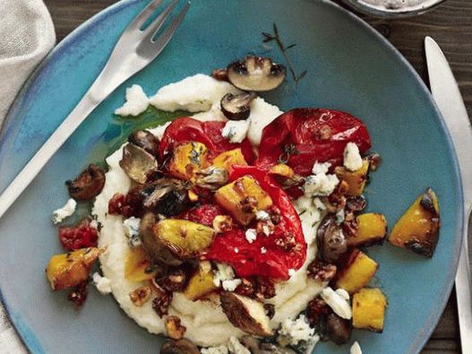 Foto von Maisbrei mit gebackenem Kürbis, Haselnüssen und Blauschimmelkäse