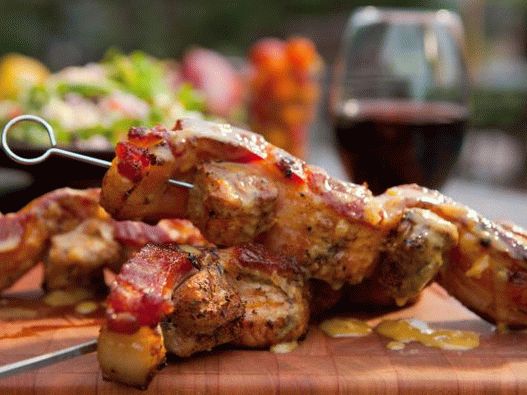 Foto von Schweinefleisch-Kebab im Speckmantel