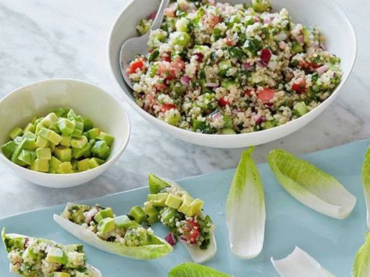 Foto von Quinoa zum Abendessen in Salat