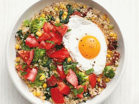 Foto von Quinoa mit Ei, Speck und Gemüse