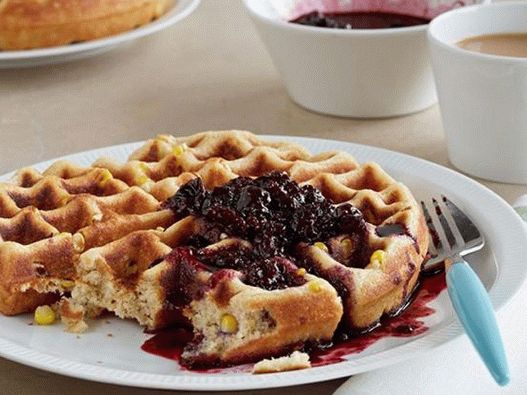 Foto des Gerichts - Maiswaffeln auf Joghurt mit Beerensauce