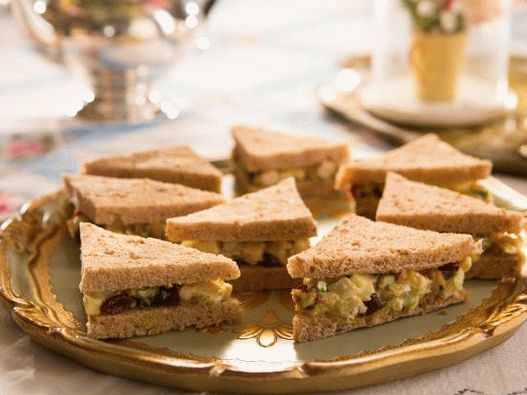 Photo Club Sandwich mit Hähnchen-Apfel-Curry-Salat