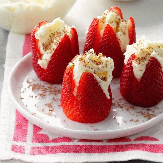 Photo Erdbeeren gefüllt mit Frischkäse mit Pekannüssen