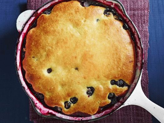 Photo Cobbler mit Heidelbeeren in einer Pfanne