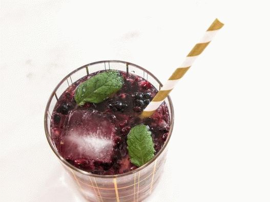 Photo Cocktail mit Brombeeren und schwarzem Pfeffer