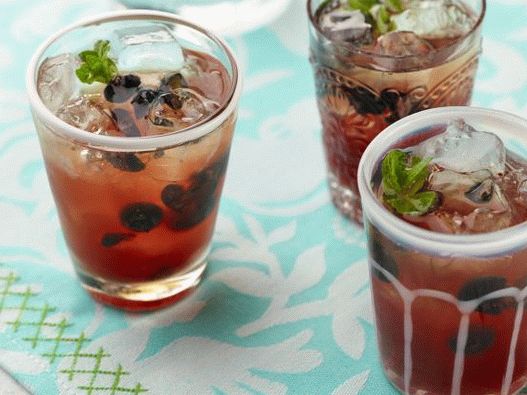 Photo Shorle Cocktail mit Tee und Heidelbeeren