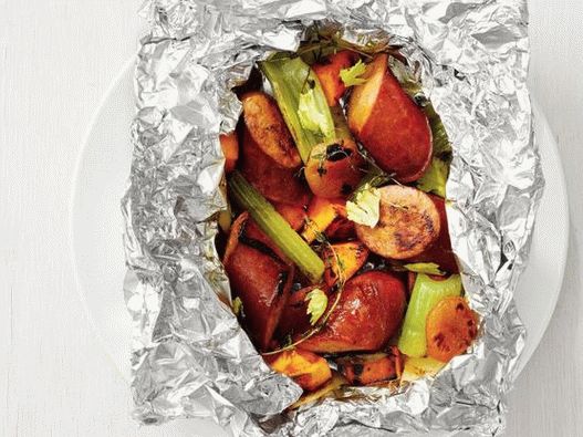 Foto von Wurst mit Süßkartoffel in gegrillten Folienpaketen
