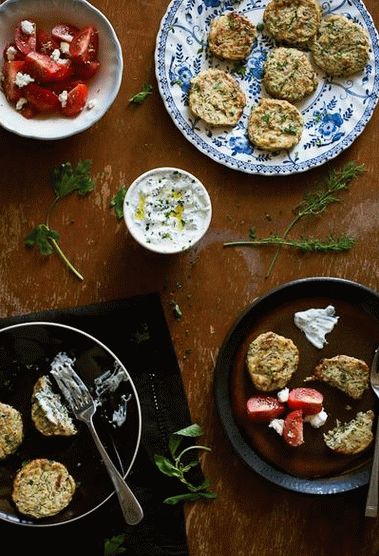 Foto von Kolokifokeftedes (griechische Zucchinipastetchen)