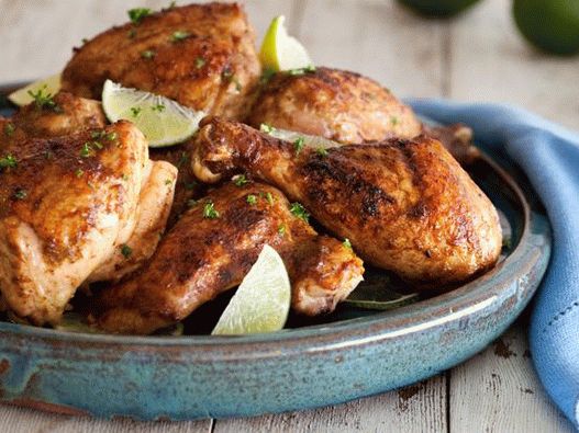 Foto von geräuchertem Huhn in Marinade