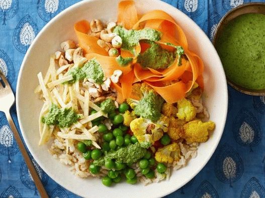 Photo Brauner Reis mit gebackenem Blumenkohl und grünem Chutney