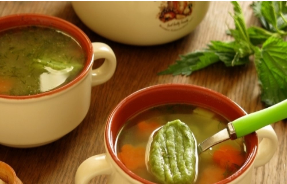 Brennnesselknödel in der Suppe