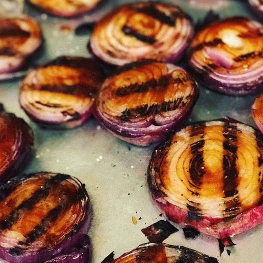 Foto von roten Zwiebeln gegrillt