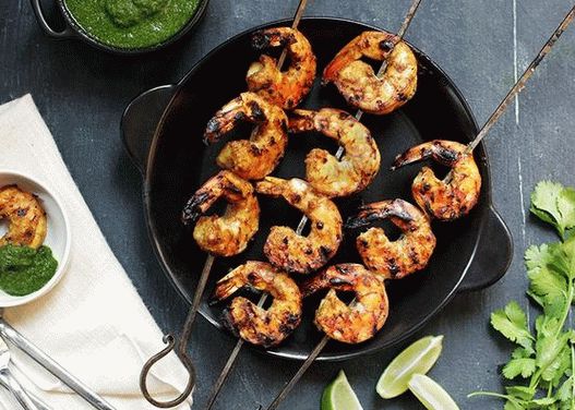 Foto von gegrillten Garnelen mit Curry-Paste mariniert