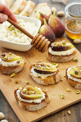 Foto von Crostini mit Feigen, Honig Ricotta und Haselnüssen