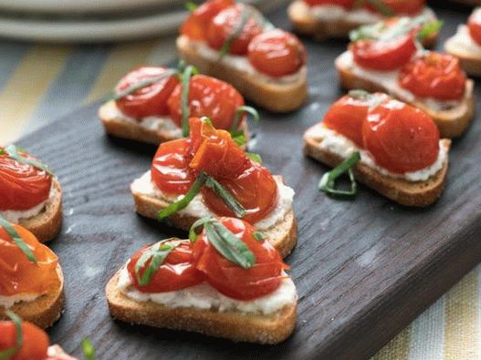 Foto von Crostini mit gebackenen Tomaten, Ricotta und Basilikum