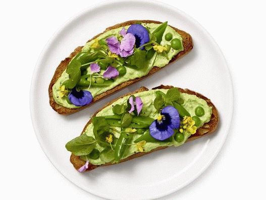 Foto von Crostini mit Ricotta und essbaren Blumen