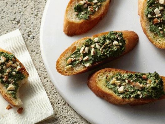 Photo Crostini mit Spinat und Mandeln