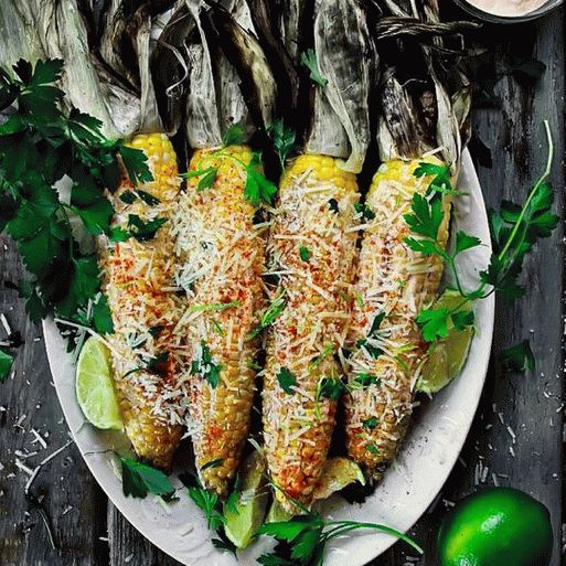 Foto von gegrilltem Mais mit Koriander-Pesto-Sauce