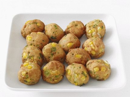 Foto Maisbällchen mit Paprika und Frühlingszwiebeln