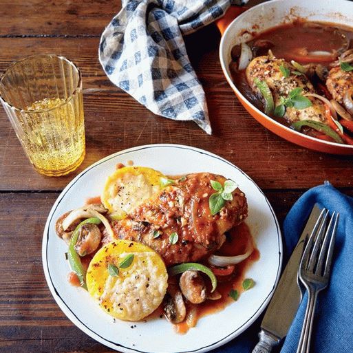 Photo Hühnchen in Tomatensauce mit Jagdpilzen (Chicken Cacciatore) mit Polenta