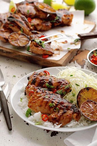 Foto gegrilltes Hähnchen mit Rosmarin und Senf