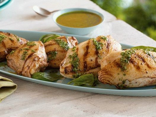 Foto gegrilltes Hähnchen mit Basilikumsauce