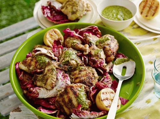 Photo Gegrilltes Hähnchen mit Knoblauch-würzigem Dressing und gegrillter Zitrone