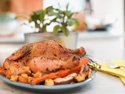 Foto im Ofen Hähnchen mit aromatischen Kräutern und gebackenem Wurzelgemüse