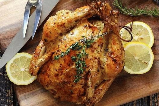 Foto Huhn im Ofen mit Zitrone und Kräutern
