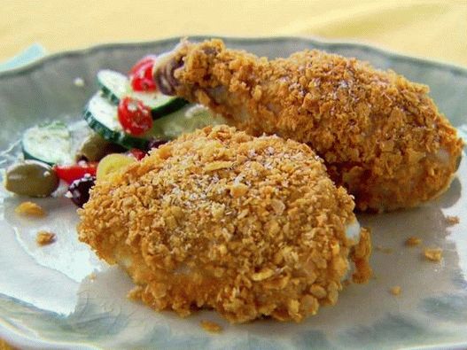 Foto eines mit Cornflakes panierten Hähnchens im Ofen