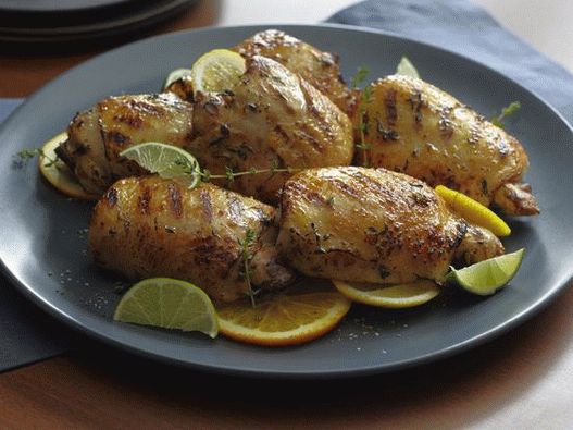 Foto von gegrillten Hähnchenschenkeln in einer Zitrusmarinade