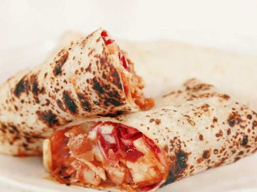Photo Chicken Burritos mit Bohnen und Rotkohl in pikanter Sauce