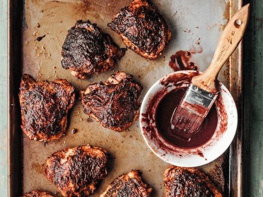 Foto von gegrillten Hähnchenschenkeln mit Brombeer-Barbecue-Sauce