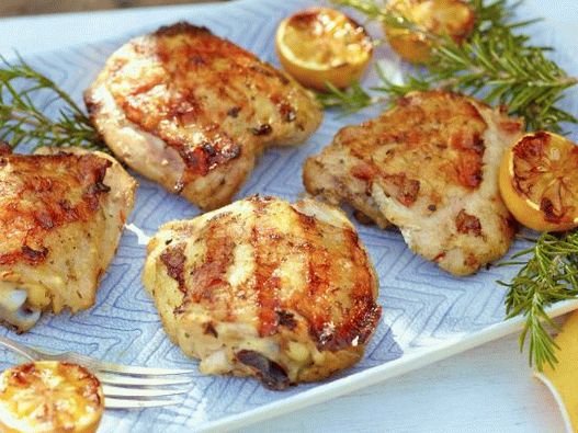 Foto Hähnchenschenkel in einer gegrillten würzigen Zitronenmarinade