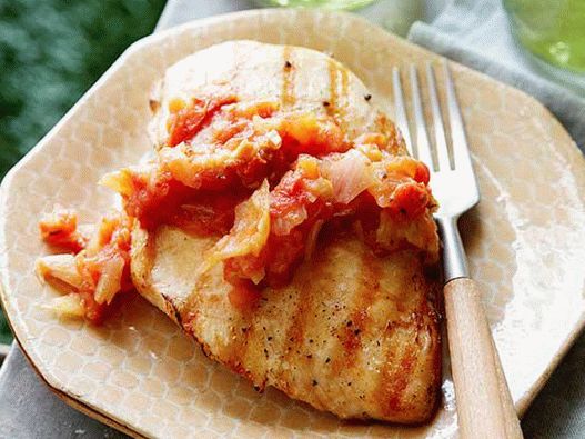 Foto gegrillte Hähnchenbrust mit Tomatendipsauce