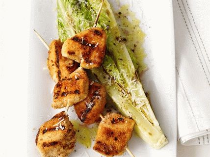 Foto von gegrillten Hähnchenbrust und Römersalat