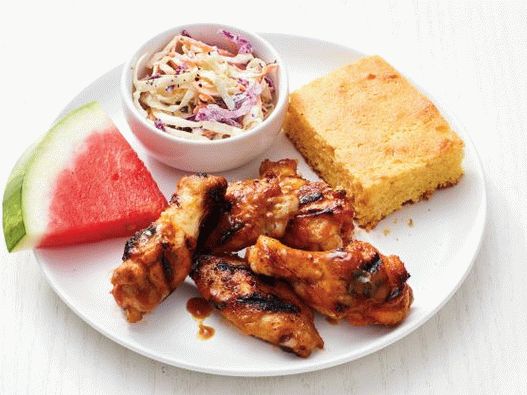 Foto von gegrillten Hähnchenflügeln in Senfsauce