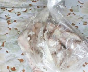 Hähnchenschenkel im Ärmel