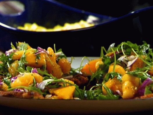 Foto von einem Huhn gehackten Käse Panieren mit Rucola und Orangen