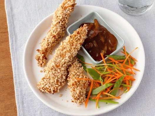 Photo Chicken Fingers mit einer Beilage aus Schneeerbsen