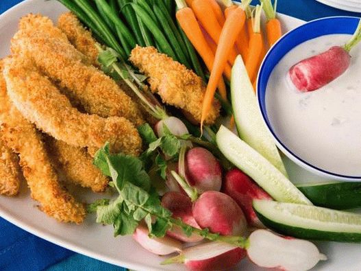 Foto von panierten Hühnerfingern und Crudit mit Blauschimmelkäse-Dip-Sauce
